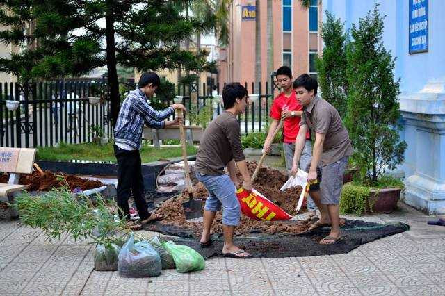 Sinh viên trồng cây hưởng ứng ngày hội Không gian xanh của khoa 