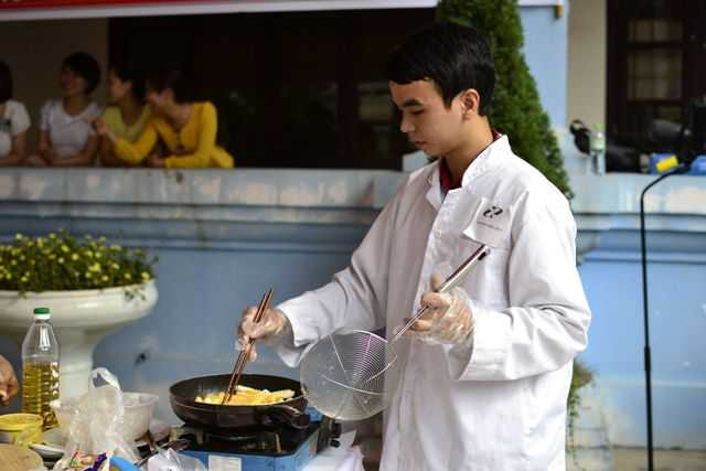 sinh viên nấu ăn