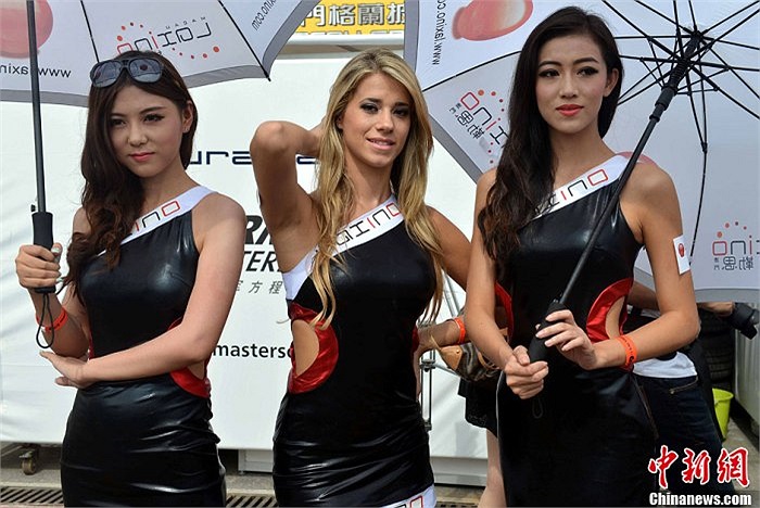 Cùng với các sự kiện đua xe hấp dẫn, những cô gái xinh đẹp có mặt tại Macau Grand Prix chính là một trong những nhân tố thu hút cổ động viên đến xem.