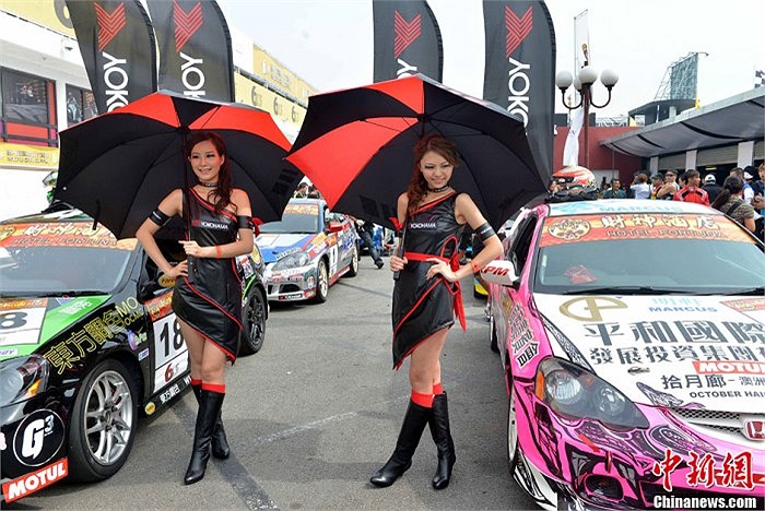 Hai 'racing girl' của một đội xe địa phương.