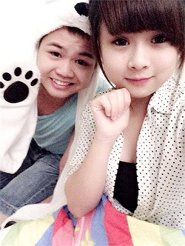 Từ nhỏ, Hồng Vân có cuộc sống khá yên bình nơi núi rừng vùng cao cạnh gia đình thân yêu. 