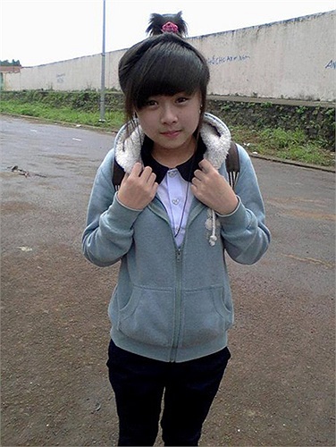 Hiện tại, cô gái sinh năm 1997 đang là nữ sinh lớp 11 của trường THPT Phạm Văn Đồng – tỉnh Đăk Lắk.