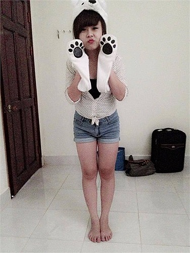 Hồng Vân cho biết, ngoài sở thích đi chơi với bạn bè, xem phim và shopping, mình còn rất thích kinh doanh mỹ phẩm để có thêm thu nhập cho những nhu cầu của bản thân.