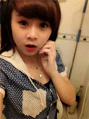 'Để làm điều này, mình đang trau dồi khả năng giao tiếp, rèn luyện giọng nói và có kiến thức tốt. Hy vọng, mình sẽ chạm ngày càng gần đến ước mơ ấy trong tương lai', nữ sinh này chia sẻ.