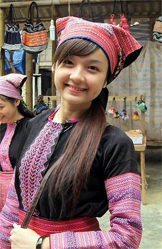 Cô gái đó chính là Trương Thị Ngọc Ánh (19/9/1993), hiện là sinh viên năm 3 ĐH Mỹ thuật công nghiệp, Hà Nội. Những tấm ảnh của Ánh trong trang phục H'Mông gây sốt những ngày qua được chụp trong một đợt thực tế ở Mai Châu, Hòa Bình. 