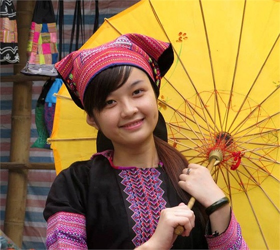 Tuy đã được chụp khá lâu nhưng mới đây, một người bạn của Ánh đã chia sẻ tấm ảnh trên diễn đàn lớn dành cho giới trẻ với chú thích 'Con gái dân tộc quê em' khiến nhiều người hiểu lầm Ánh là người dân tộc và hết lời khen ngợi 