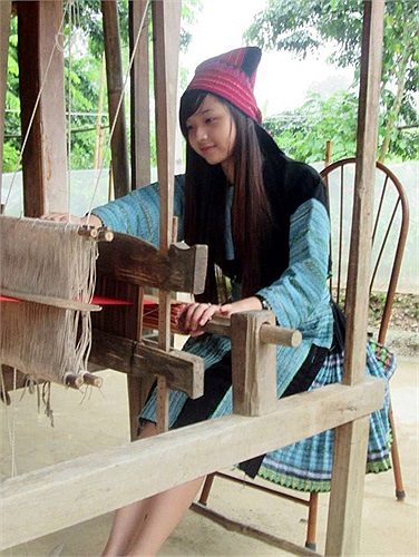 Ánh ghi lại những khoảnh khắc đẹp trong bộ trang phục dân tộc H' Mông. Chia sẻ về bản thân, Ánh cho biết mình khá nhút nhát, đôi khi ngại ngùng không biết nói gì thì chỉ cười cho qua 