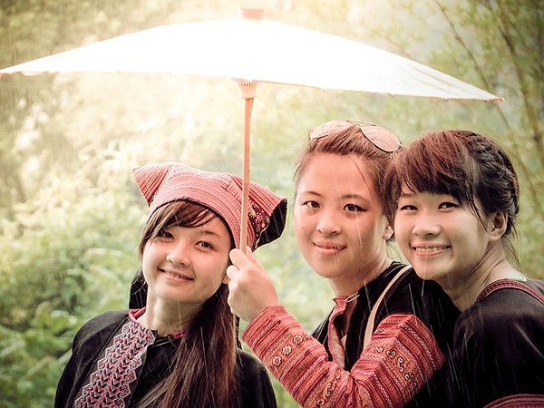 Những cô gái xinh đẹp trong trang phục dân tộc. 