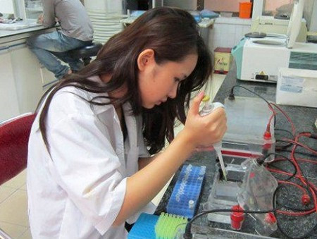 Ngọc Minh miệt mài trong phòng thí nghiệm khi làm dự án nghiên cứu đầu tiên của mình.