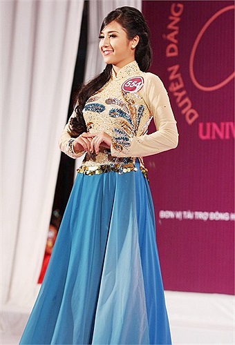 Vẻ đẹp truyền thống của tà áo dài với tông màu dịu nhẹ, điểm xuyết hình ảnh đồng quê Việt Nam như bông sen, bông lúa hài hòa cùng nét đẹp dịu dàng, thanh thoát của nữ sinh viên. 