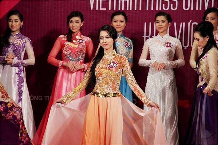 Các khán giả đã được chiêm ngưỡng hình ảnh của những tà áo dài ở của cả ba miền Bắc – Trung - Nam. 