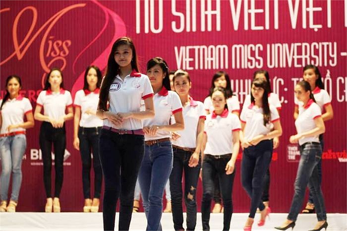 Khép lại đêm trình diễn thành công tại khu vực phía Nam, hành trình tà Áo dài của 'Nữ sinh viên Việt Nam duyên dáng 2013' sẽ tiếp tục đến với điểm thi tại Đà Nẵng