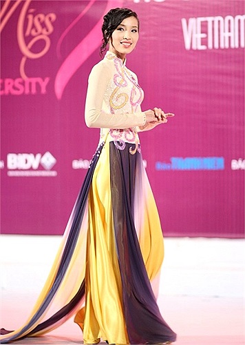 Chiếc áo dài cách tân với màu sắc và họa tiết được phối hợp độc đáo, ấn tượng. Vạt áo dài thướt tha, gợi nhớ đến vạt áo tứ thân thuở xưa, tôn thêm dáng vẻ mảnh mai của người mặc. 