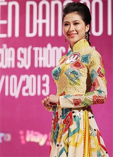 Không chỉ trong khu vực mà trên trường quốc tế, nhắc đến tà áo dài là nhắc đến Việt Nam và có lẽ phần trình diễn trong đêm Bán kết 'Nữ sinh viên Việt Nam duyên dáng 2013' đã thể hiện được điều đó. 