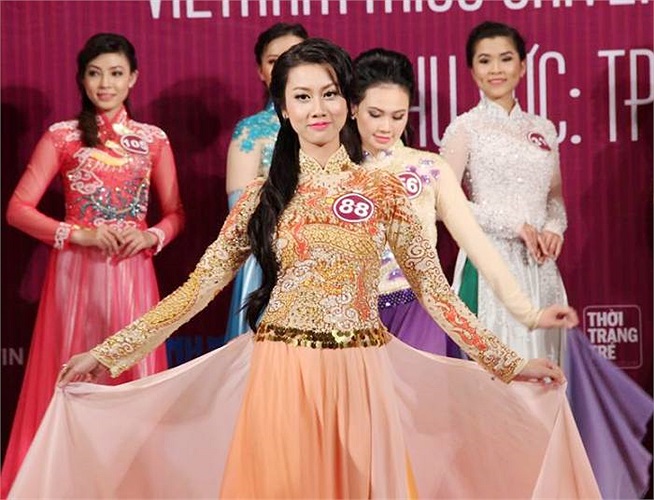  Với ánh sáng, âm thanh và sắc màu rực rỡ nhưng vẫn hết sức dịu dàng, nữ tính, những người xem đã được thưởng thức một bữa tiệc sôi động, hấp dẫn và vô cùng đẹp mắt.