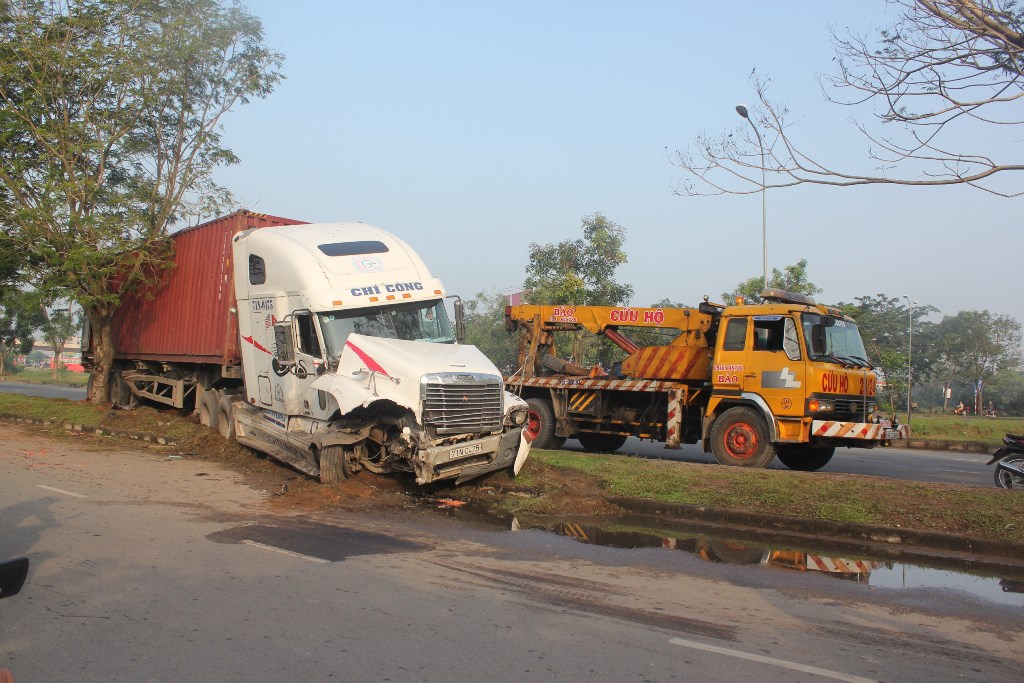 TP.HCM, tai nạn, quận Bình Chánh, Đại lộ Nguyễn Văn Linh, container, xe du lịch, thoát chết