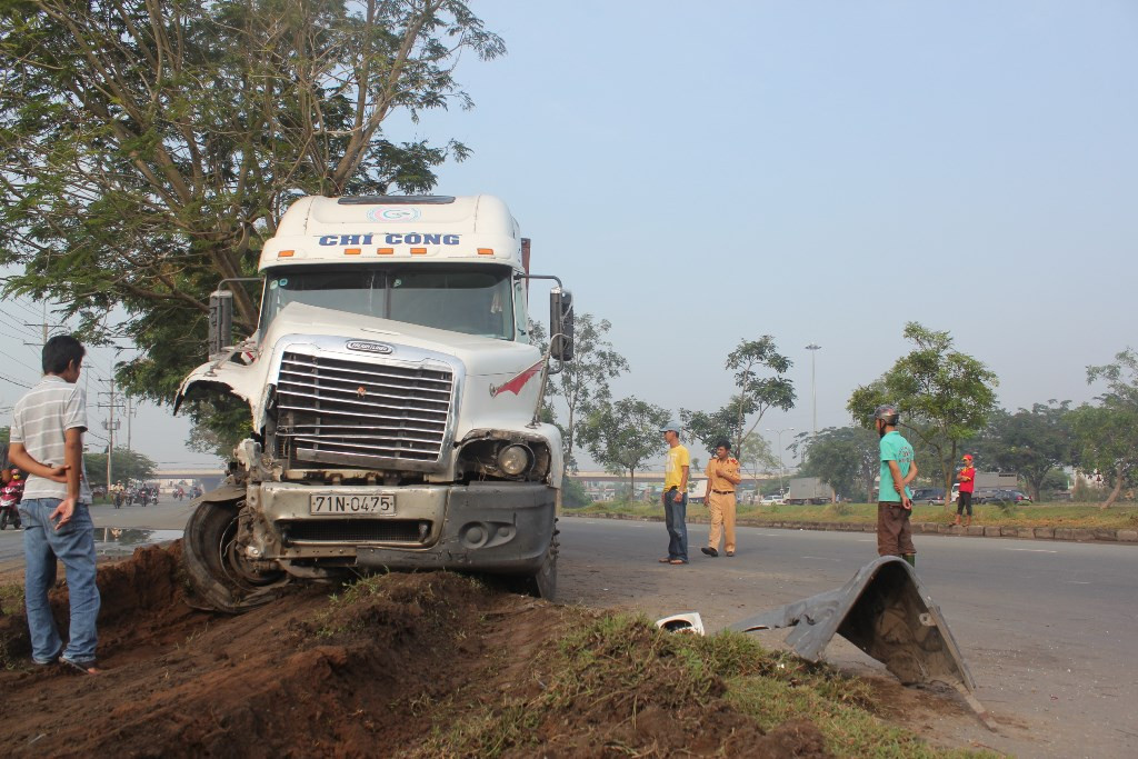 TP.HCM, tai nạn, quận Bình Chánh, Đại lộ Nguyễn Văn Linh, container, xe du lịch, thoát chết