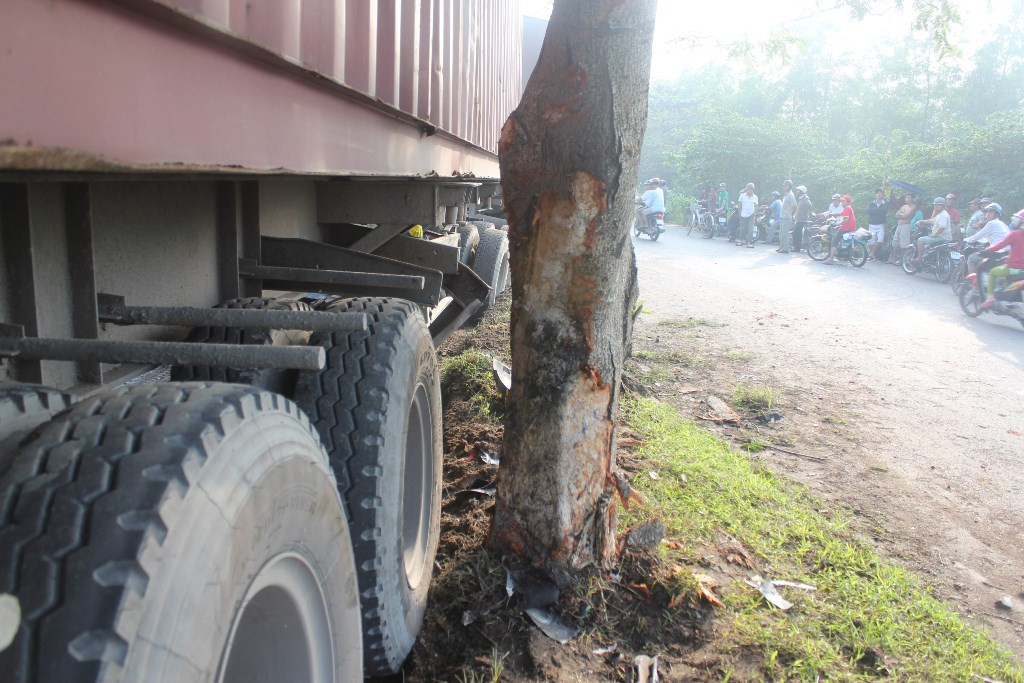 TP.HCM, tai nạn, quận Bình Chánh, Đại lộ Nguyễn Văn Linh, container, xe du lịch, thoát chết