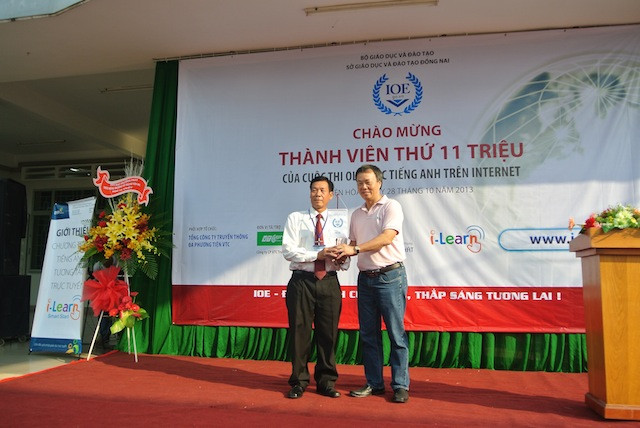 TS.Lê Thống Nhất trao cờ IOE tặng trường tiểu học Nguyễn An Ninh.