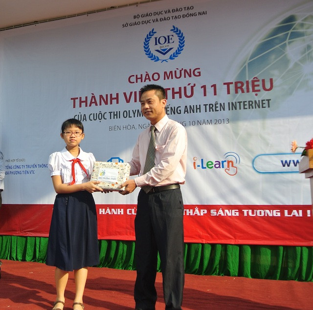 Ông Trần Trọng Nghĩa tặng quà cho em Vũ Thị Huyền Diệu.