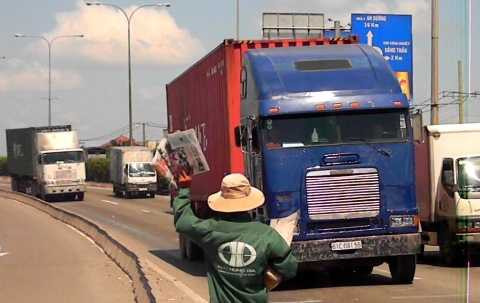 TP.HCM, QL 1A. mưu sinh đón đầu tử thần, nguy hiểm, tai nạn giao thông, gánh hàng rông