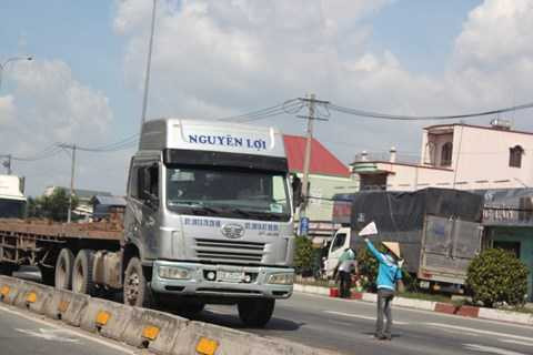 TP.HCM, QL 1A. mưu sinh đón đầu tử thần, nguy hiểm, tai nạn giao thông, gánh hàng rông