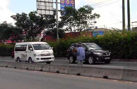 TP.HCM, QL 1A. mưu sinh đón đầu tử thần, nguy hiểm, tai nạn giao thông, gánh hàng rông