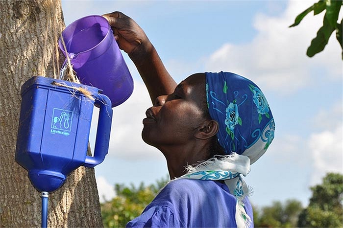 Lifestraw được tạp chí Time bình chọn là phát minh tốt nhất năm 2005, tờ Gizmag gọi nó là phát minh thế kỷ còn tờ New York Times tin tưởng đây là 'máy lọc nước có thể cứu sống con người'. 