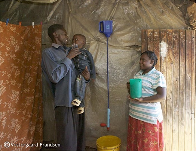 Chiếc ống hút còn được cải tiến thành máy lọc nước gia đình rất tiện lợi cho sinh hoạt gia đình. 