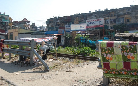 hàng lang an toàn đường sắt bị phá