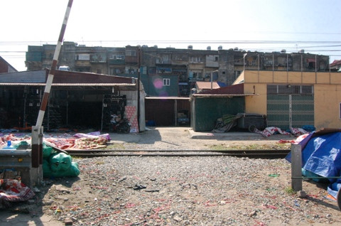 hàng lang an toàn đường sắt bị phá