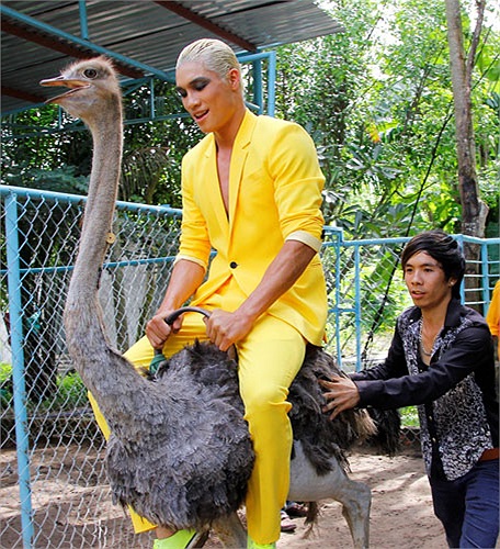 Mạnh Kiên khá rụt rè.