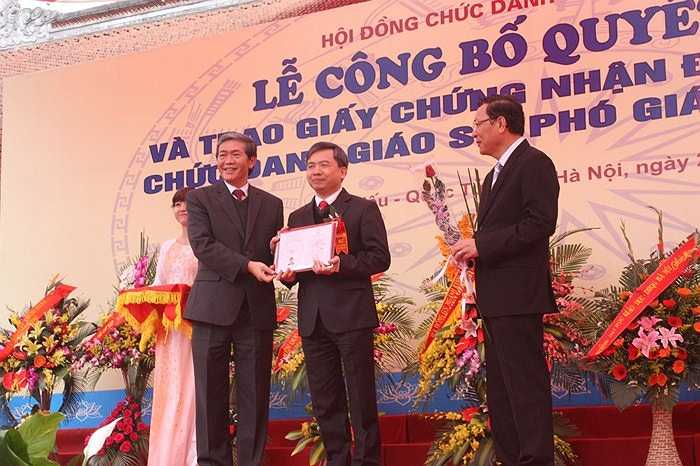 Trao chứng nhận đạt tiêu chuẩn chức danh GS, PGS năm 2012. 