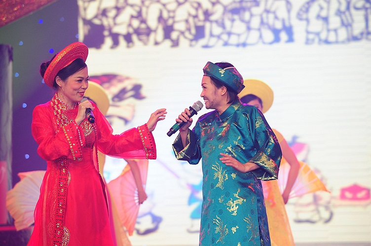 Nữ ca sỹ gây bất ngờ cho khán giả khi giả trai để song ca cùng với ca sỹ Mỹ Lệ trong liên khúc Lý ngựa ô rất thú vị.