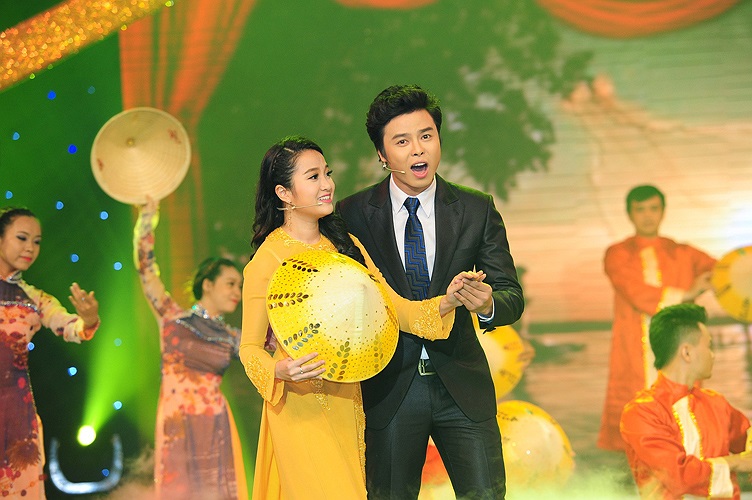 Nữ MC xinh đẹp Hồng Phượng cũng tham gia chương trình với ca khúc tân cổ Tiếng nói yêu thương và song ca với ca sỹ Võ Minh Lâm.