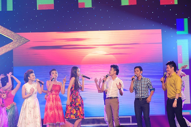 3 anh chàng MC điển trai là Trung Phong, Tuấn Anh, Hoàng Anh Duy kết hợp cùng với 3 nữ ca sỹ xinh đẹp gồm Tiêu Châu Như Quỳnh, Ái Phương, Yến Nhi.