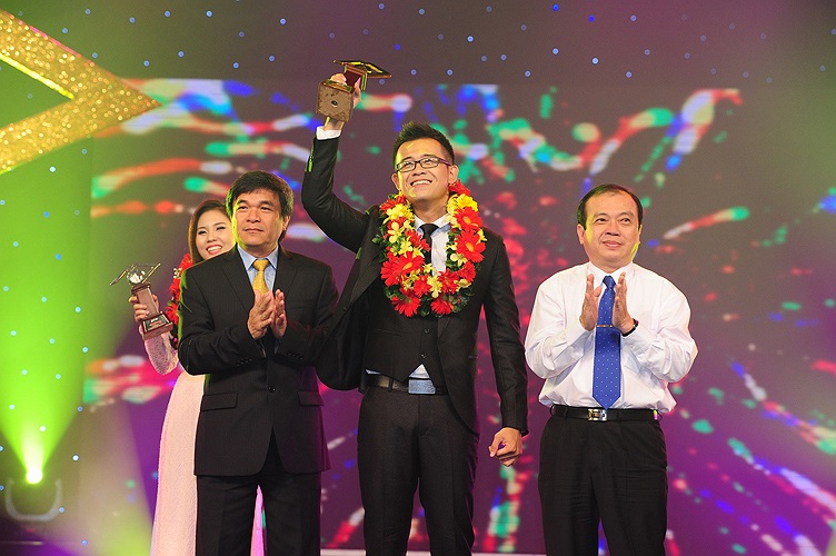 nhưng với sự tự tin, bản lĩnh và đặc biệt là kinh nghiệm từng dẫn chương trình, Đức Bảo đã đoạt giải Én Vàng với giải thưởng trị giá 100 triệu đồng.