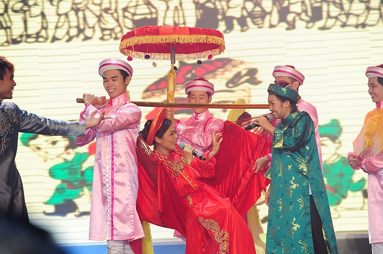 Trên sân khấu của chương trình, Phương Thanh còn tỏ tình và rước nàng về dinh.