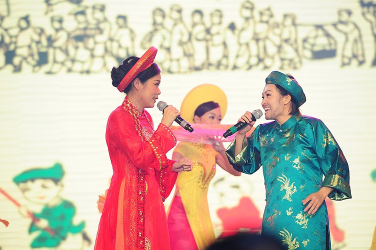 Ngoài đời, Phương Thanh và Mỹ Lệ vốn thân thiết nên cả hai cũng có sự kết hợp ăn ý trên sân khấu.