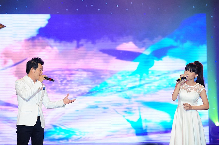 Hồ Trung Dũng và MC Hoài Trinh song ca ăn ý trong ca khúc Cám ơn một đóa xuân ngời