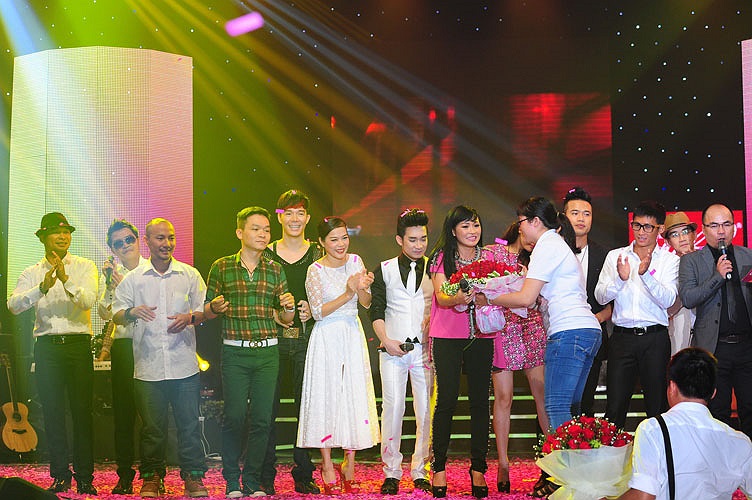 Dù chương trình kết thúc, khá đông khán giả vẫn nán lại sân khấu để yêu cầu Phương Thanh hát thêm. Nữ ca sỹ không chỉ nhiệt tình hát tặng khán giả mà còn 'thách đố' Lê Minh (nhóm MTV) và Đinh Tiến Đạt hát Rap ngay tại chỗ.