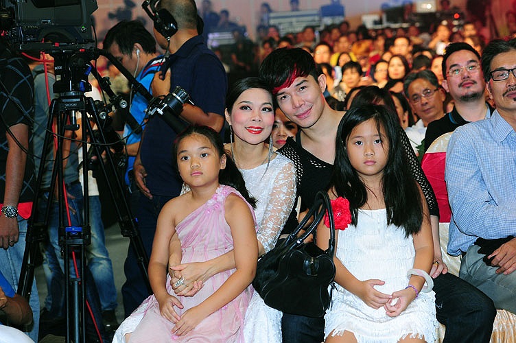 Nhiều nghệ sỹ đã đến chúc mừng cho thành công của Phương Thanh. Ca sỹ Mỹ Lệ dẫn theo cả hai cô con gái, bên cạnh là ca sỹ Nathan Lee.