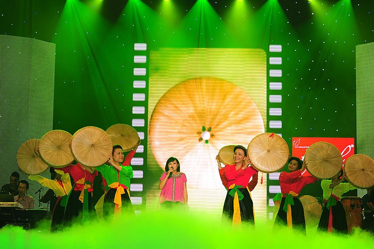 Nối tiếp ngay sau đó, chị thể hiện lại liên khúc gồm những nhạc phẩm tạo hit đã chiếm được tình cảm của người hâm mộ như: Một thời đã xa, Tình xa khuất, Trả nợ tình xa, Tình 2000 …