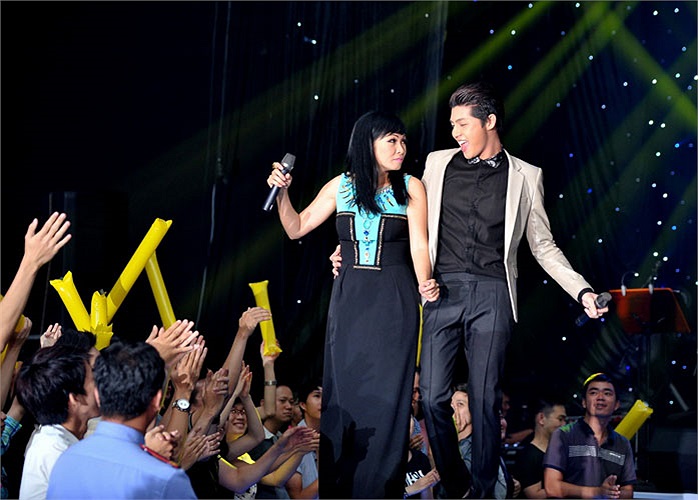 Tuy nhiên, với bản hit Đổi thay của mình, Noo Phước Thịnh hát lấn át cả đàn chị trong phần song ca.