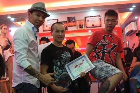 Hòa Đặng (giữa).