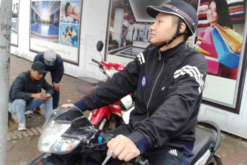 Thảo đang đợi khách đi xe