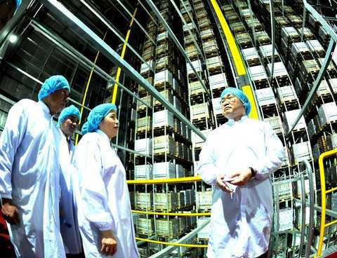 Robot và “kho thông minh” ở siêu Nhà máy sữa Vinamilk