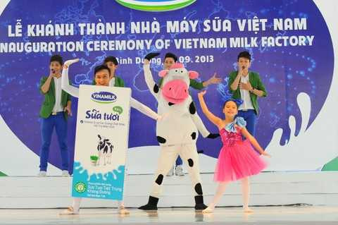 Robot và “kho thông minh” ở siêu Nhà máy sữa Vinamilk