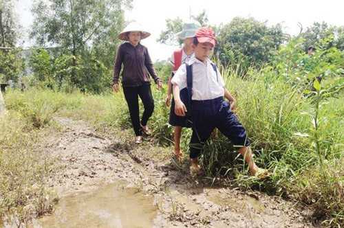 Hai chị em trên con đường tới trường.