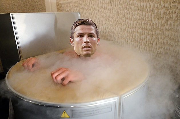 Ronaldo vừa bỏ ra 45.000 Euro (hơn 1 tỷ VNĐ) để mua chiếc bồn tắm đặc biệt phục vụ cho quá trình hồi phục sức khỏe cấp tốc theo liệu pháp Cryotherapy.